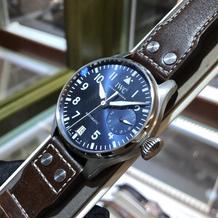  IWC 万国 飞行员系列，IW500916。小王子，圣爱修伯里纪念版，精钢夜蓝色放射面。“6点钟”位置设有日期显示窗口，“3点钟”位置设有动力储备显示窗口，46毫米表径。精钢表底镌刻身穿大衣、携带佩剑的小王子形象。自制51111型自动上弦机芯，动力储备168小时（7天）。专柜定价：103000元。 全套附件齐全。
