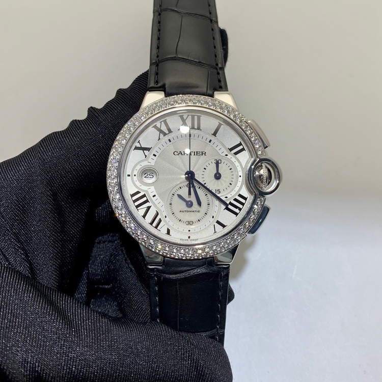 Cartier 卡地亚 Ballon Bleu 蓝气球系列，WE902002。44毫米表径，18K白金原钻表壳，银白色面盘，罗马数字时标，日期显示、计时功能，Cal.8101MC自动上弦机械机芯，专柜定价：355000元。 单表无附件。