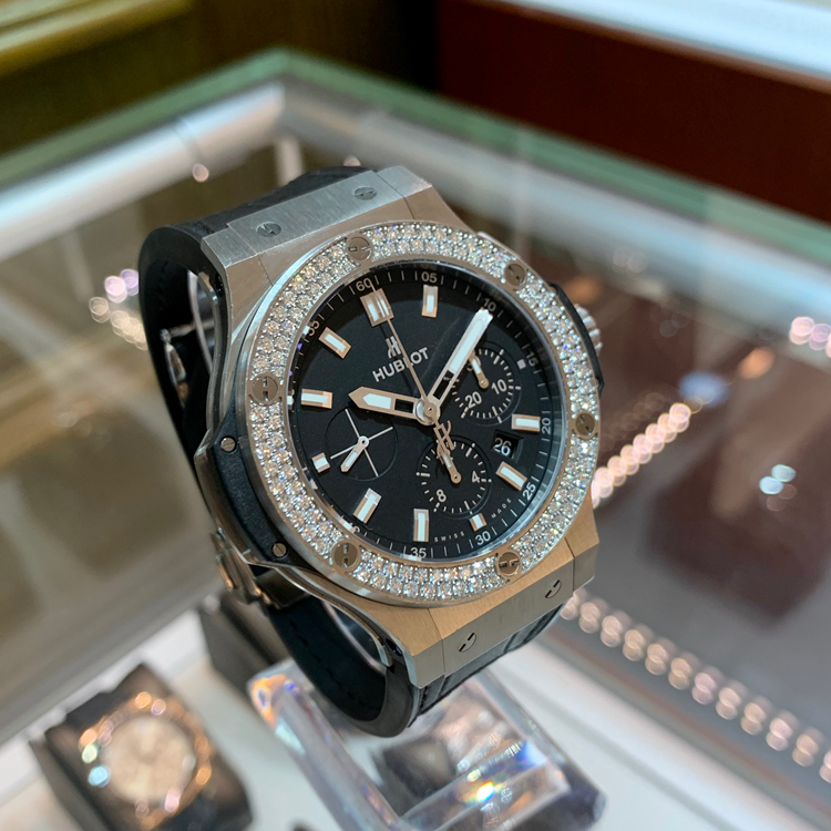 Hublot 宇舶 Bigbang 大爆炸系列，301.SX.1170.RX.1104。44毫米表径，精钢镶嵌114颗钻石，重1.70克拉，附6颗H形钛金属螺丝，哑光黑色表盘，缎面镀铑嵌入式刻度附白色夜光涂层缎面镀铑指针附白色夜光涂层，视窗式日期显示，计时功能，HUB 4100自动上弦机械机芯，动力储备42小时。专柜定价：138400元。 单表无附件。