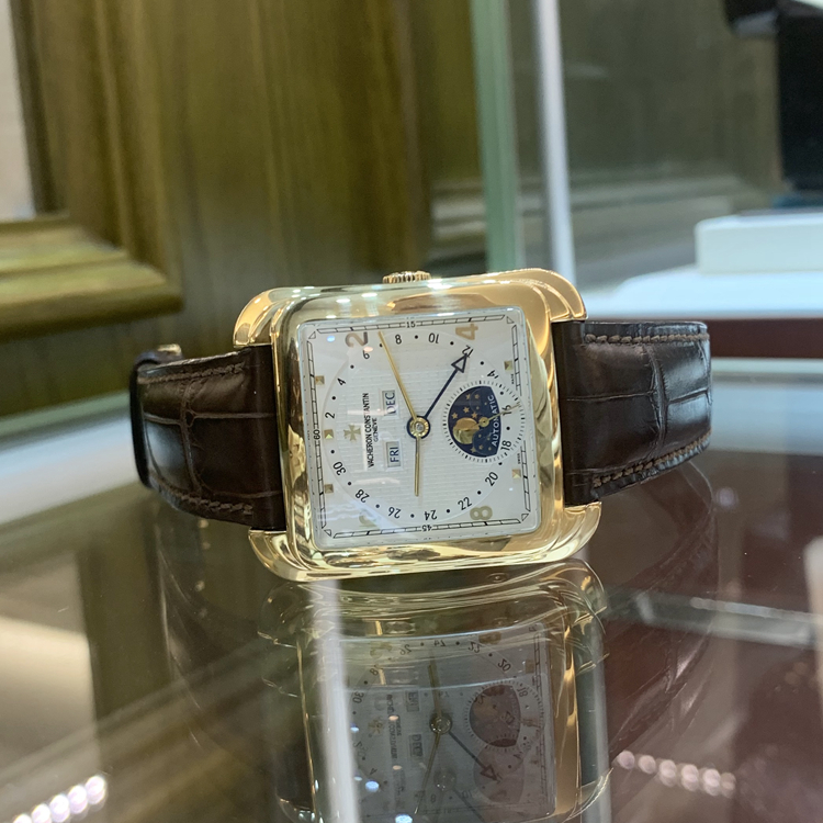 Vacheron Constantin 江诗丹顿 Historiques 历史名作系列，47300/000J-9065。43.1毫米表径，18K黄金表壳，银白色方形面盘，视窗式星期、月份显示，指针式日期显示，月相显示，Cal.1125自动上弦机械机芯，专柜定价：346000元。 单表无附件。
