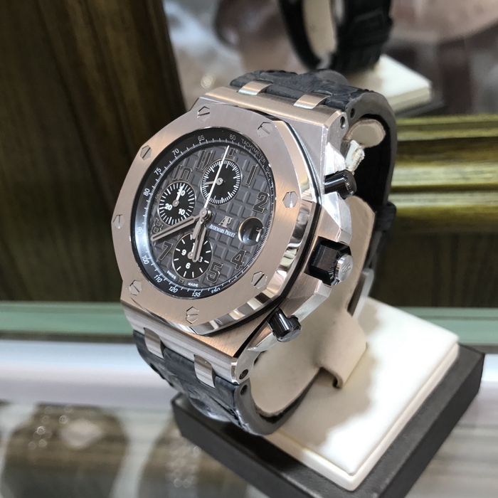 Audermars Piguet 爱彼 皇家橡树离岸型系列，26470ST.OO.A104CR.01。42毫米表径，精钢表壳搭配经反炫光处理的蓝宝石水晶玻璃镜面和底盖及黑色陶瓷旋入式表冠和按钮，深灰色表盘镌刻“Méga Tapisserie”超大格纹装饰，搭配黑色计时器、黑色荧光阿拉伯数字、白金荧光皇家橡树指针及黑色内表圈。自动上弦机械机芯，动力储备50小时。专柜定价：195000元。 全套附件齐全。