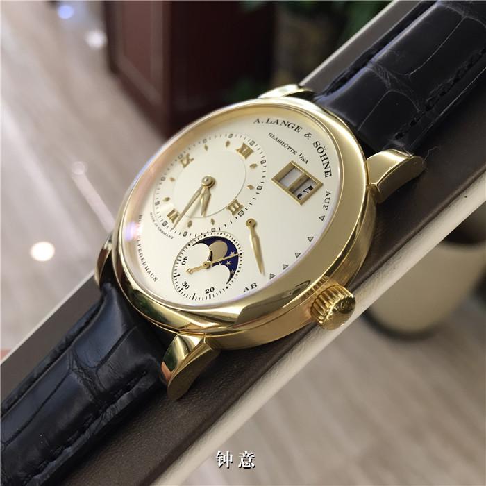 A. Lange & Sohne 朗格 LANGE 1 系列，?109.021。38.5毫米表径，18K黄金表壳，?银白色面盘，双窗大日历，月相盈亏，动力储存显示。?手动上弦机械机芯，动力储备72小时。 单表无附件。