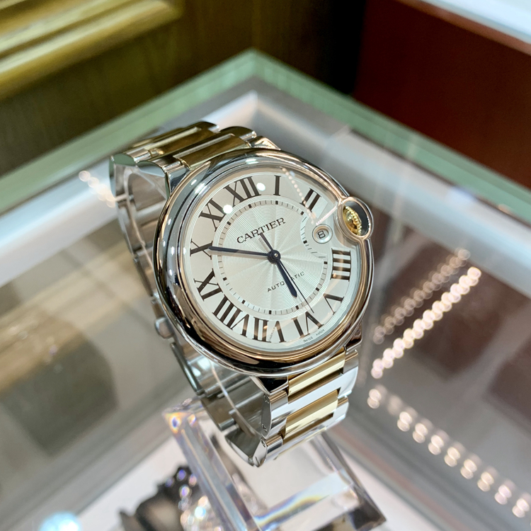 Cartier 卡地亚 Ballon Bleu 蓝气球系列，W69009Z3。42.1毫米表径，精钢/18K黄金表壳，银白色面盘，罗马数字时标，3点位置日期显示，Cal.049自动上弦机械机芯，专柜定价：74500元。 未使用品全套附件齐全。