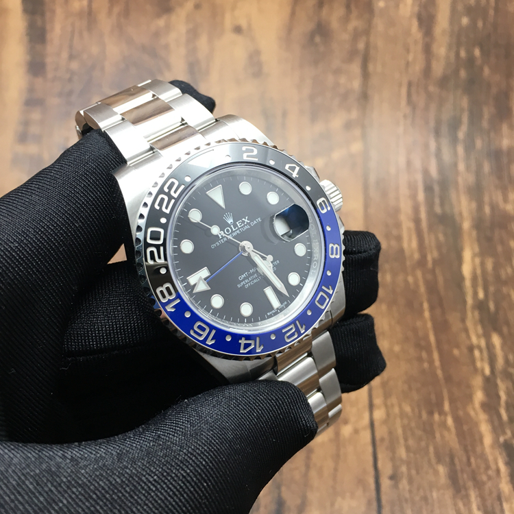 Rolex 劳力士 格林尼治型II系列，116710BLNR-78200。40毫米表径，精钢表壳，24小时刻度双向旋转外圈；双色（蓝、黑）Cerachrom陶质字圈，镌有数字及刻度，黑色面盘，中央时、分及秒针；24小时显示；瞬时变更独立指针显示第二时区时间；瞬跳日历；秒针暂停功能以准确调校时间，自产3186型自动上弦机械机芯，动力储备约48小时，专柜定价：69300元。 全套附件齐全。