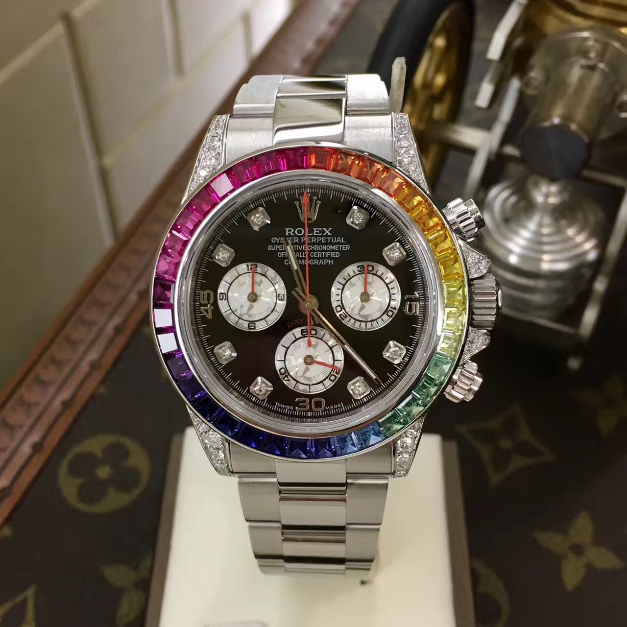 Rolex 劳力士 迪通拿系列，116520，精钢后镶钻彩虹圈，40mm表径，黑色表盘镶有钻石，镶托镶有钻石，中央时、分及秒针，小秒针设于6点位置，通过中央指针使定时器精准至1/8秒，30分钟和12小时计时盘分别设于3点和9点位置，秒针暂停功能以准确调校时间。蚝式三排链节表带，蚝式保险摺扣配5毫米易调链节伸展系统。旋入式精钢材质底盖，自产 4130型自动上链机械机芯，动力储备72小时。