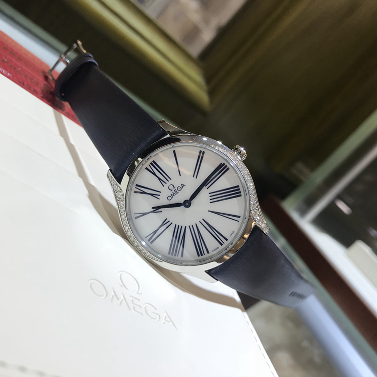 Omega 欧米茄 碟飞系列，428.17.36.60.04.001。36毫米表径，精钢原钻表壳，白色面盘，罗马数字时标，表冠上的花朵图案由5个欧米茄品牌标识交叠构成，以红色液态陶瓷打造，花蕊则镶有一颗璀璨的钻石，精致又独特，精准石英机芯。专柜定价：33100元。 未使用品全套附件齐全。