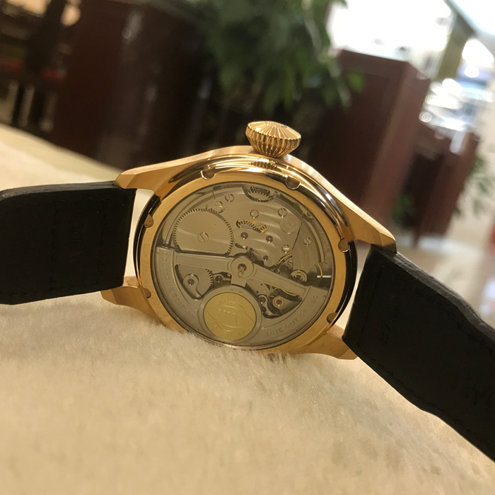 IWC 万国 飞行员系列， IW502639，新款金面万年历。44毫米表径，18K玫瑰金表壳，7日链动力储备显示。背透自动上弦机械机芯。 未使用品全套附件齐全。