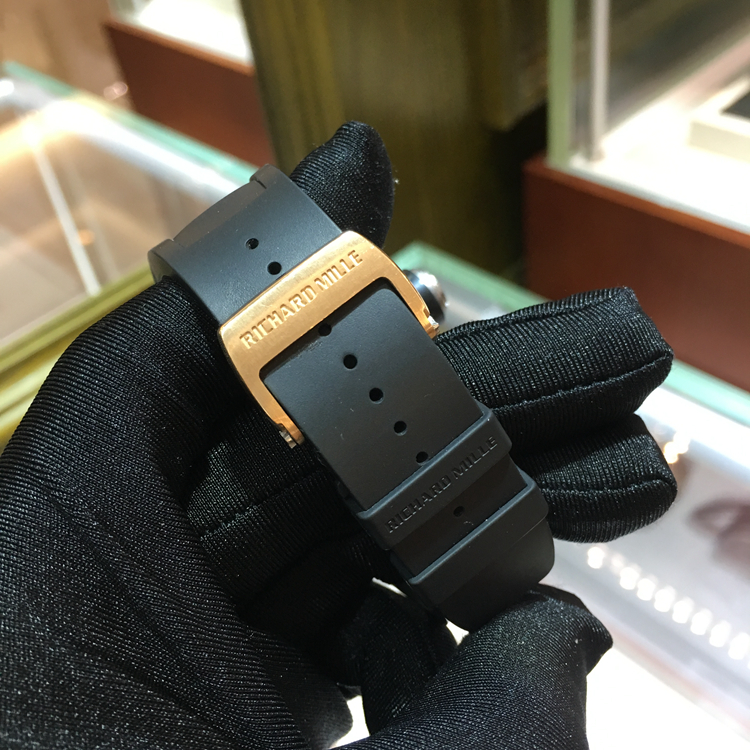 RICHARD MILLE 理查德米勒 男士系列，RM 030。50x42.7毫米表径，18K玫瑰金后加钻表壳，酒桶型镂空面盘，七点位置为日期显示，自动上弦机械机芯。 单表无附件。