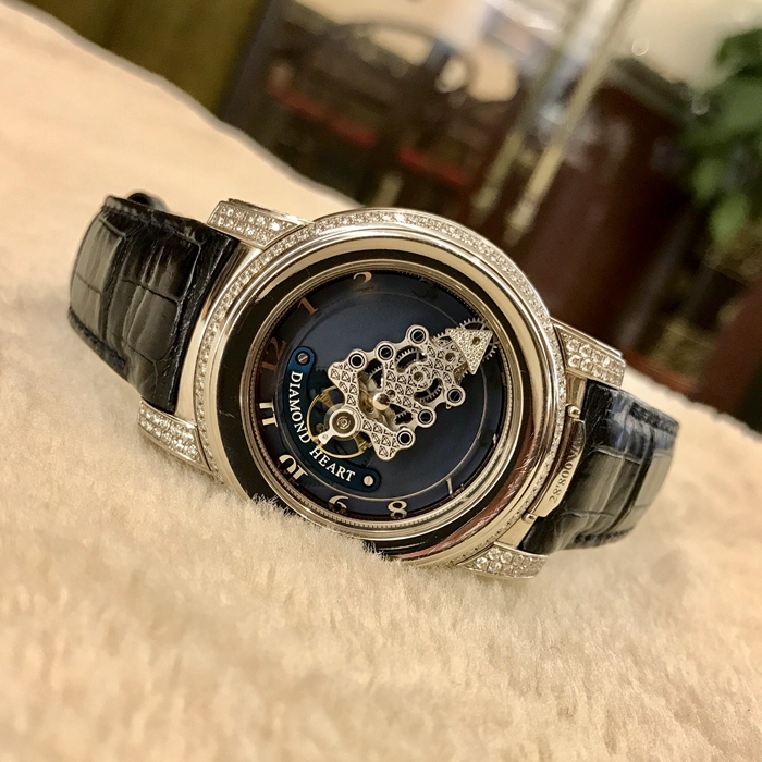 Ulysse Nardin 雅典 奇想系列，029-80。44.5毫米表径，PT950铂金原镶钻圈，镶钻指针，钻石心卡罗素陀飞轮，全球限量99枚，专柜定价150多万。 全套附件齐全。