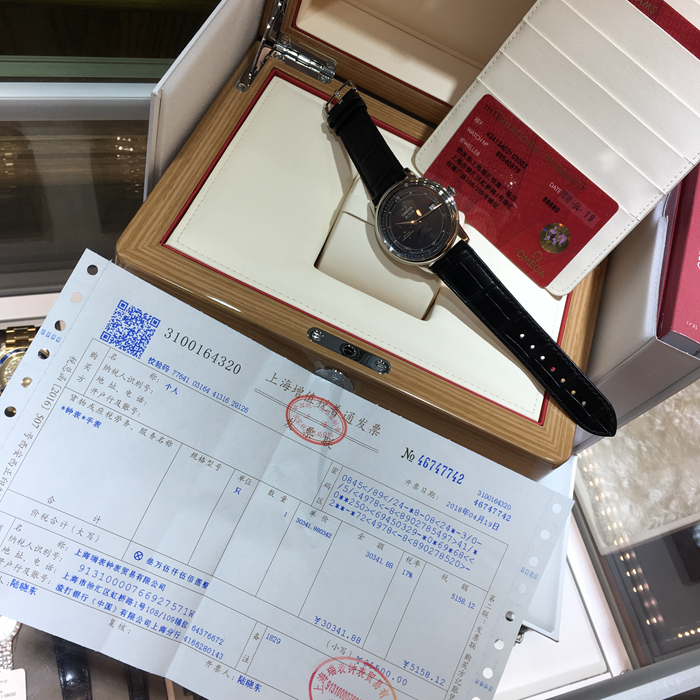 Omega 欧米茄 碟飞系列，424.13.40.21.03.002。39.5毫米表径，精钢表壳，镀铹面盘，3点位置日期显示，6点位置动力储备显示，自动上弦机械机芯，动力储备48小时。未使用品全套附件齐全。 专柜定价：35500元。