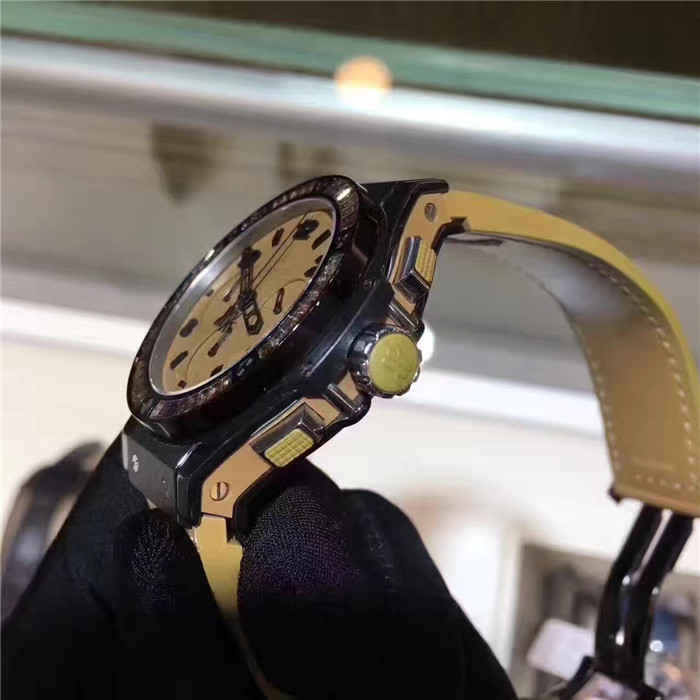 Hublot 宇舶 大爆炸系列，341.CA.5390.LR.1918，陶瓷外圈镶钻橙黄色盘面，橡胶表带，41毫米表径自动机械，