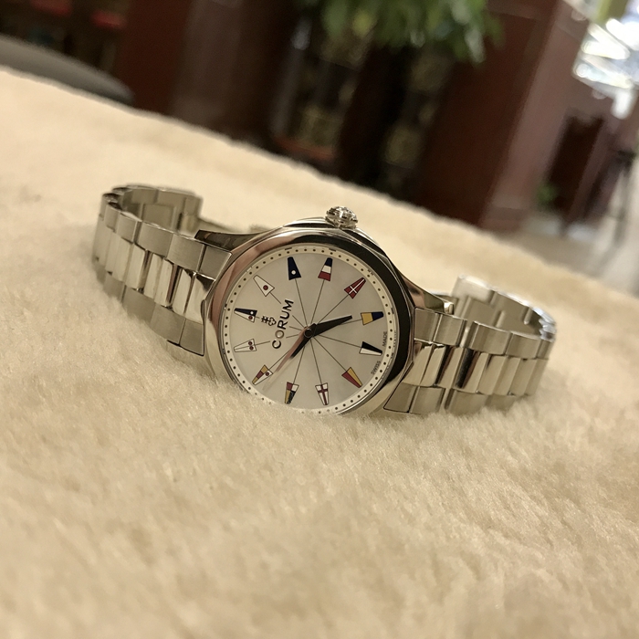 CORUM 昆仑 ADMIRAL'S CUP 海军上将杯系列，020.100.20/V200 PN22。32毫米表径，精钢表壳，白色贝母面，中心时针分针，精准石英机芯。 未使用品全套附件齐全。