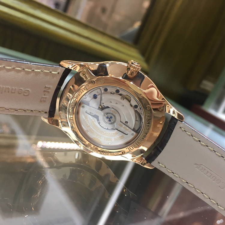 Jaeger-LeCoultre 积家 master 大师系列，1352502。40毫米表径，18k玫瑰金镶钻表壳，镶嵌84颗钻石约0.6 克拉，米色面盘，磨砂分钟刻度，镶贴时标，太妃形指针，896/1自动上弦机械机芯，动力储备43小时。专柜定价：149000元。 全套附件齐全。