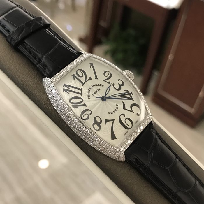 FRANCK MULLER 法兰克穆勒 CINTR?E CURVEX系列，6850。34x47毫米表径，18K白金原钻钻圈钻耳，白色面盘黑字，自动上弦机械机芯。 未使用品全套附件齐全。