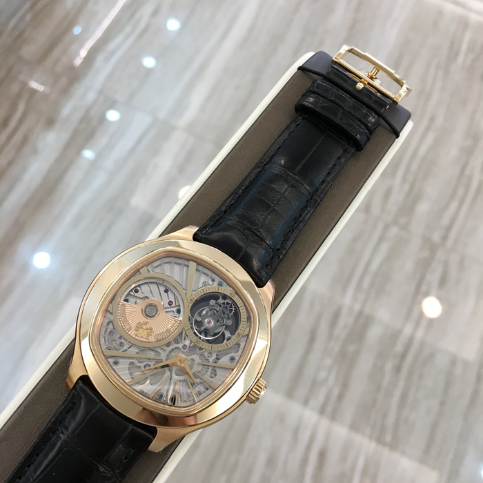 Piaget 伯爵 Black-Tie 黑带系列，Piaget Emperador枕形陀飞轮腕表，G0A36041。46.5毫米表径，18k玫瑰金，1点钟位置镂空陀飞轮装置，前置自动摆陀，小型蓝宝石水晶透明底盖，备有动力储备显示窗口。自产 Cal.1270P 超薄自动上弦陀飞轮机械机芯，铂金摆陀，动力储备40小时。