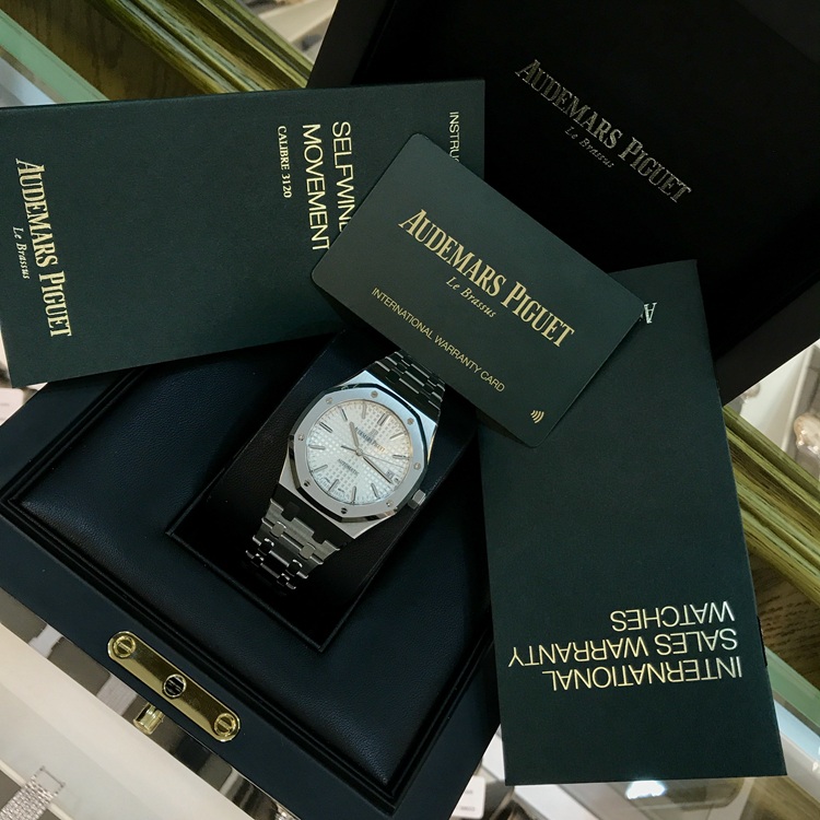 Audermars Piguet 爱彼 皇家橡树系列，15450ST.OO.1256ST.01。37毫米表径，精钢表壳搭配经反炫光处理的蓝宝石水晶玻璃镜面和底盖及旋入式表冠，银色表盘镌刻Grande Tapisserie“大格纹”装饰图案，搭配白金荧光立体时标和皇家橡树指针。Cal.3120自动上弦机械机芯，动力储备60小时。 全套附件齐全。