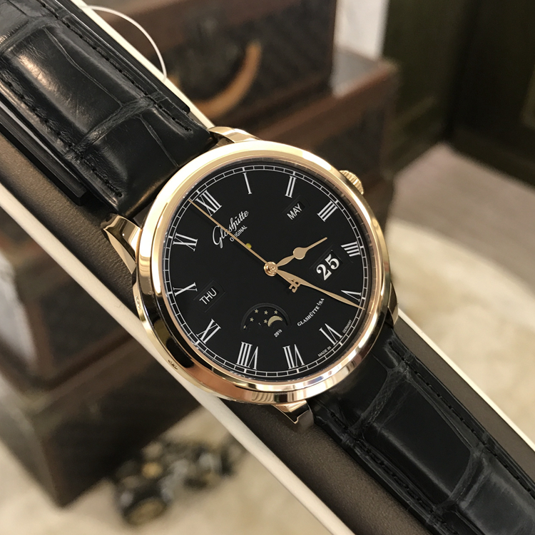 Glashutte 格拉苏蒂原创  SENATOR 参议员系列，100-02-25-05-05。42毫米表径，18K玫瑰金表壳，黑色面盘，罗马数字时标，2点位置为月份显示，4点位置为日期显示，月相与星期显示分别位于8点和10点位置，Cal.100-02自动上弦机械机芯，动力储备55小时，专柜定价：293500元。 单表无附件。