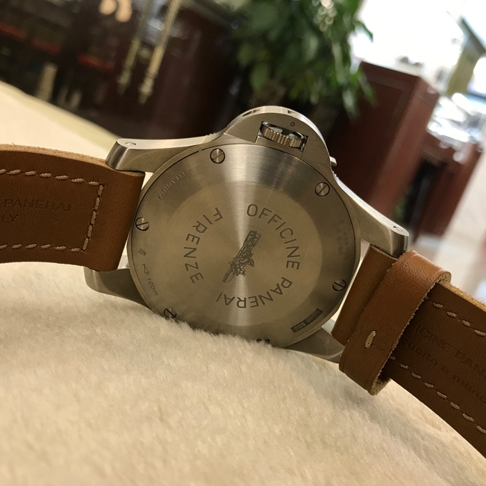 沛纳海之王EGIZIANO，PAM 00341。60毫米巨大表径，磨砂钛金属表壳，配Plexiglas树脂玻璃，双向旋转表圈。黑色表盘附夜光阿拉伯数字及小时标示。9点钟位置设小秒针。 沛纳海P.2002/7手动上链机械式机芯，8日动力储存，三个发条盒。 单表无附件。