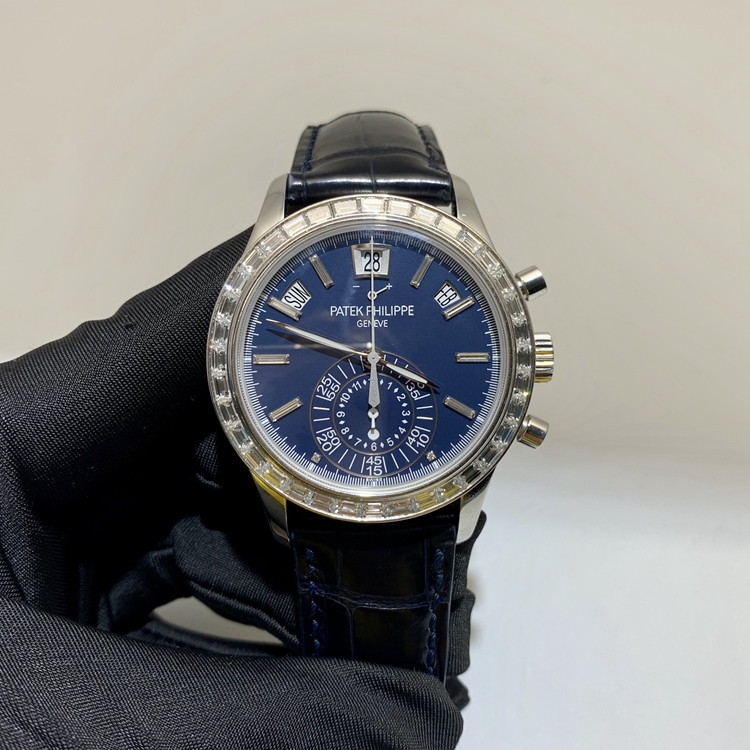 PATEK PHILIPPE 百达翡丽 复杂功能时计系列，5961P-001。40.5毫米表径，950铂金镶钻，镶嵌36颗长阶梯形钻石~3.48克拉，哑光蓝色表盘，8颗长形钻石时标，动力储存与昼/夜显示，计时功能，年历，视窗式星期、日期和月份显示。6 时位置设有 60 分钟和 12 小时单计时器。蓝宝石水晶透盖。Cal.CH 28-520 IRM QA 24H自动上弦机械机芯，动力储备55小时。专柜定价：1079000元。 全套附件齐全。