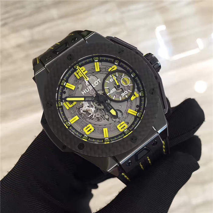 Hublot 宇舶 BIG BANG 大爆炸系列，401.CQ.0129.VR。45毫米表径，碳纤维表壳，深灰色表盘，夜光指针刻度，3点位置日期显示、小秒针。自动上弦机械机芯。法拉利限量款，全球限量1000枚。专柜定价:200300元。 单表无附件。