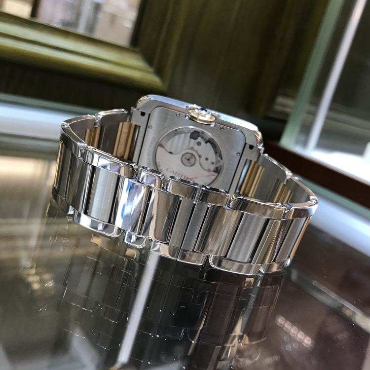 Cartier 卡地亚 Tank 坦克系列，W5310006。47x36.2毫米表径，精钢/18K玫瑰金表壳，镀银表盘，三点位置视窗式日期显示，自动上弦机械机芯。专柜定价：83500元。 单表无附件。