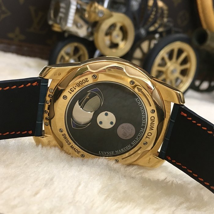 Ulysse Nardin 雅典 奇想系列，2056-131。45毫米表径，18K玫瑰金表壳，黑色表盘，蓝宝石水晶玻璃表镜，手动上弦机械机芯。专柜定价：720000港币。 单表无附件。