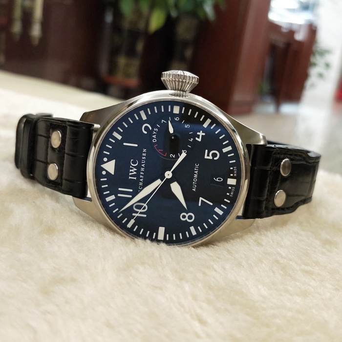 IWC 万国 飞行员系列，IW500901。46毫米表径，精钢表壳，黑色面盘，中央秒针附掣停装置，三点位置动力储备显示，六点位置视窗式日期显示，双面防反光凸状蓝宝石玻璃表镜，Glucydur ? 铍合金平衡摆轮，摆轮臂配置高精度微调凸轮，自动上弦机械机芯，动力储备168小时（7天）。 单表无附件。