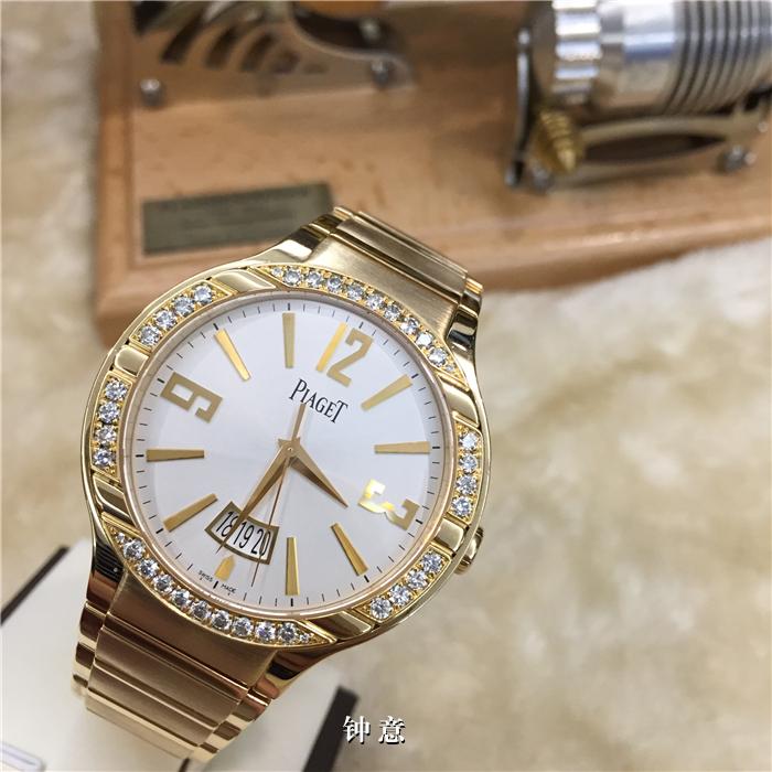 Piaget 伯爵 Polo系列，G0A36023，40mm，18k玫瑰金表壳表带。原装钻石表圈，大日历显示，大三针，自动机械。专柜定价414000元。