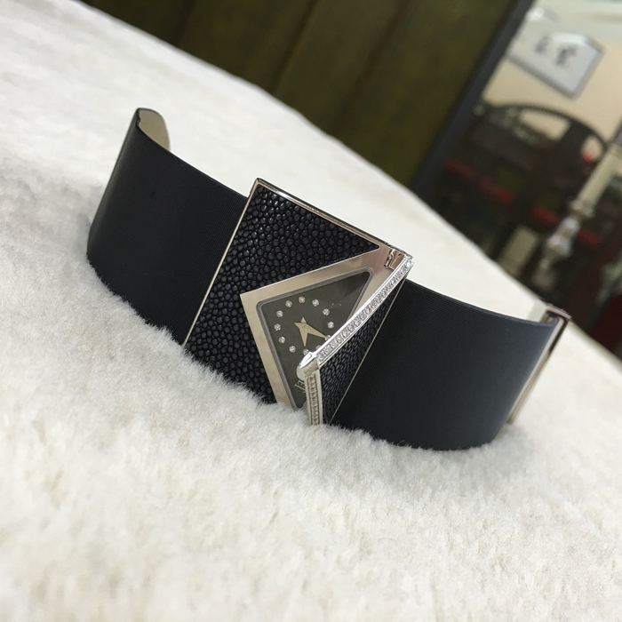 PIAGET 伯爵 LIMELIGHT 情书神秘腕表，隐藏式腕表G0A32101。38x28毫米表径，18K白金表壳，镶衬一颗公主式切割美钻（约0.2克拉）和36颗圆形美钻（约0.3克拉），表盘搭配时标，镶衬12颗圆形美钻（约0.03克拉）。搭载伯爵56P石英机芯。 未使用品全套附件齐全。