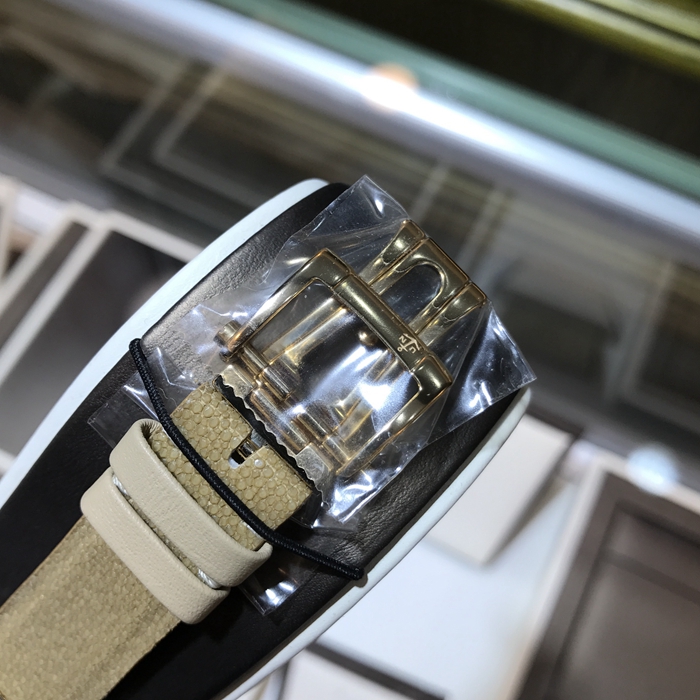 Ulysse Nardin 雅典 奇想系列，136-91/HEART V2。34x35毫米表径，18K玫瑰金表壳，贝母面盘金质心型装饰，自动上弦机械机芯。专柜定价：255000元。 未使用品全套附件齐全。