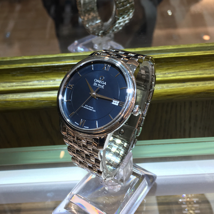 Omega 欧米茄 碟飞系列，424.10.37.20.03.001。36.8毫米表径，精钢表壳，蓝色面盘，3点位置日期显示，Cal.2500自动上弦机械机芯，动力储备48小时。专柜定价：27500元。 单表无附件。