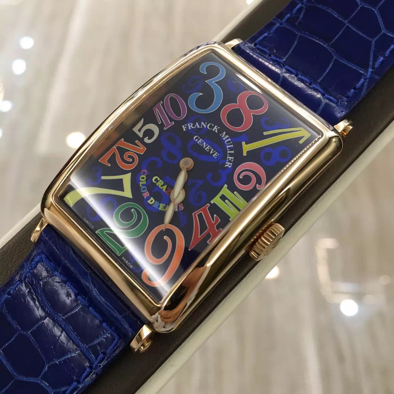 FRANCK MULLER 法兰克穆勒 Long Island 长岛系列，1200 CH COL DRM。32*54.6毫米表径，18k玫瑰金表壳，蓝色面盘，彩字乱跳时间。自动上弦机械机芯。 未使用品全套附件齐全。