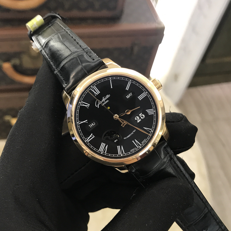 Glashutte 格拉苏蒂原创  SENATOR 参议员系列，100-02-25-05-05。42毫米表径，18K玫瑰金表壳，黑色面盘，罗马数字时标，2点位置为月份显示，4点位置为日期显示，月相与星期显示分别位于8点和10点位置，Cal.100-02自动上弦机械机芯，动力储备55小时，专柜定价：293500元。 单表无附件。