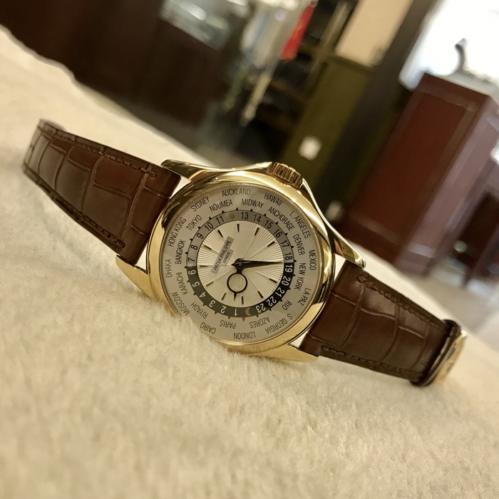PATEK PHILIPPE 百达翡丽 复杂功能时计系列，5130J-001。39.5毫米表径，18K黄金表壳，雕花面盘，银白色太阳纹装饰盘心，金质立体时标，世界时功能，自产Caliber 240 HU自动上弦机械机芯，动力储备48小时。专柜定价：317700元。 单表附保卡说明书。