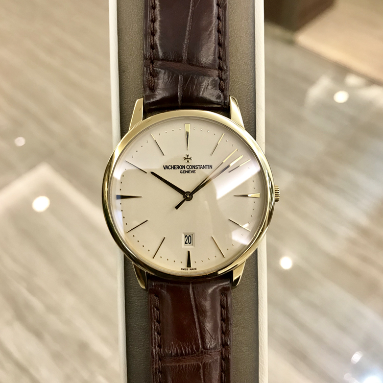 Vacheron Constantin 江诗丹顿 传承系列，85180/000J-9231。40毫米表径，18K黄金表壳，银白色面盘，6点位置为日期显示，2450 Q6自动上弦机械机芯，动力储备40小时，专柜定价：205000元。 单表无附件。