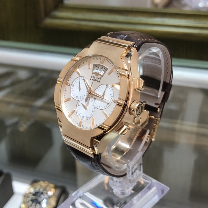 PIAGET 伯爵 POLO系列，G0A32039。43毫米表径，18K玫瑰金表壳，白色面盘，大日历显示，双时区功能、计时功能自动上弦机械机芯，动力储备50小时。专柜定价：281450元。 单表无附件。