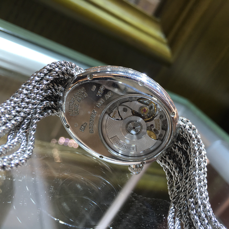 Breguet 宝玑 Reine de Naples 那不勒斯皇后系列，8918BB/58/J39/D00D。36.5x28.45毫米表径，18K白金原钻表壳，镀银金面盘，局部缀以白色天然贝母，Cal.537/3自动上弦机械机芯，专柜定价：439300元。 单表附保卡。