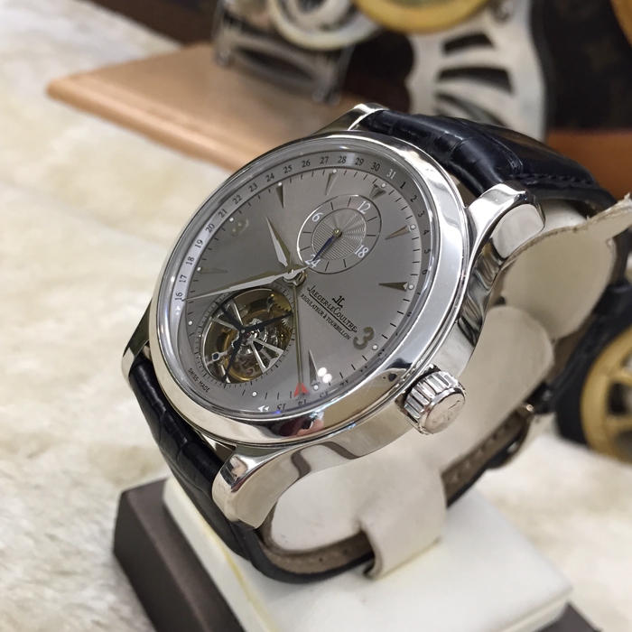 Jaeger-LeCoultre 积家，41.5毫米表径，PT950铂金表壳，银白色面盘，6点位置陀飞轮装置，自动上弦机械机芯。 单表无附件。