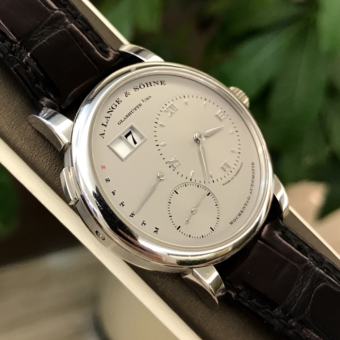 A. Lange & Sohne 朗格 LANGE 1 系列，320.025。39.5毫米表径。PT950铂金表壳，银灰色表盘，经典偏心表盘小三针。9点位置指针式星期显示，视窗式大日期显示，自动上弦机械机芯，动力储备50小时。 单表无附件。