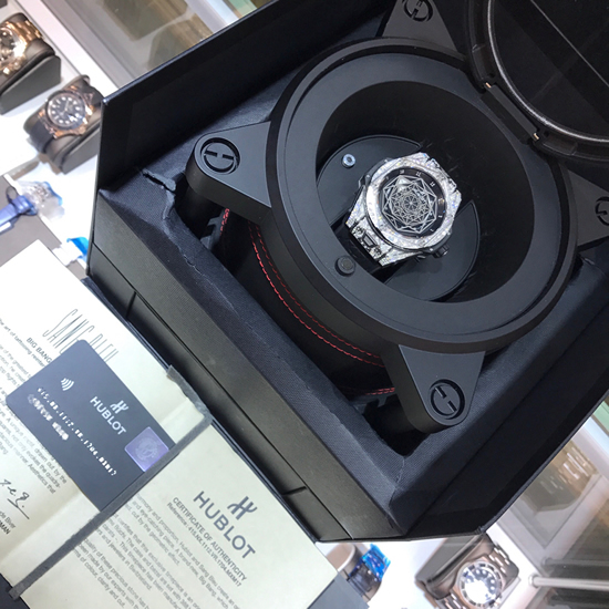 Hublot 宇舶 Bigbang 大爆炸系列，415.NX.1112.VR.1704.MXM17。45毫米表径，钛金属表壳，饰以“Maxime Buchi”设计的镌刻图案镶嵌256颗钻石，重0.80克拉，哑光及缎面黑色面盘，抛光八角形镂空式指针，HUB1213自动上弦机械机芯，动力储备72小时。 未使用品全套附件齐全。