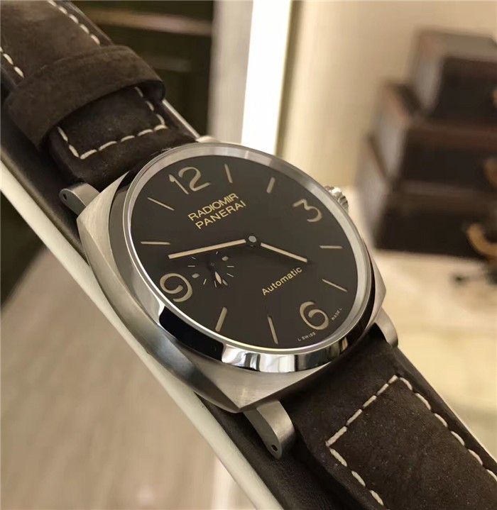 Panerai 沛纳海 RADIOMIR 1940系列，PAM00619。磨砂钛金属表壳，表径45毫米，附夜光阿拉伯数字及小时标示。9点钟位置设小秒针。刚玉制成蓝宝石水晶表镜。沛纳海自产 P.4000手动上链机械式机芯，两个发条盒，动力储备72小时（3日）。专柜定价：75500元。