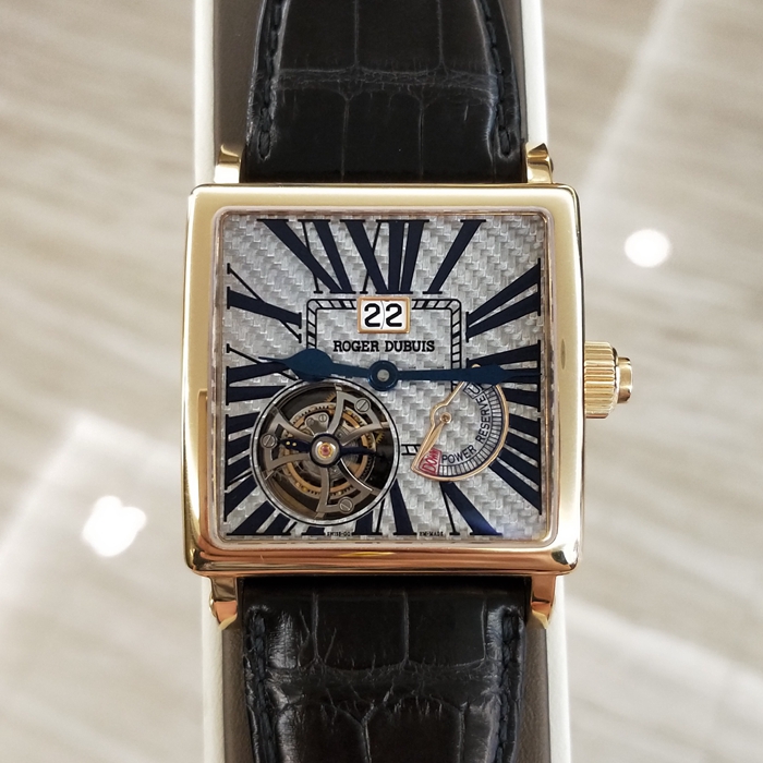 RogerDubuis 罗杰杜彼，G40 03 5 TX3.7A。40x40毫米表径，18K玫瑰金表壳，极其罕见灰色碳纤维表盘，表盘“4”时位指针式动力储存显示，“7”时位置陀飞轮装置，“12”时位视窗式日期显示，表冠同轴按钮快速校正日期。RD03手动机械机芯，动力储备60小时。全球限量28枚。 单表无附件。