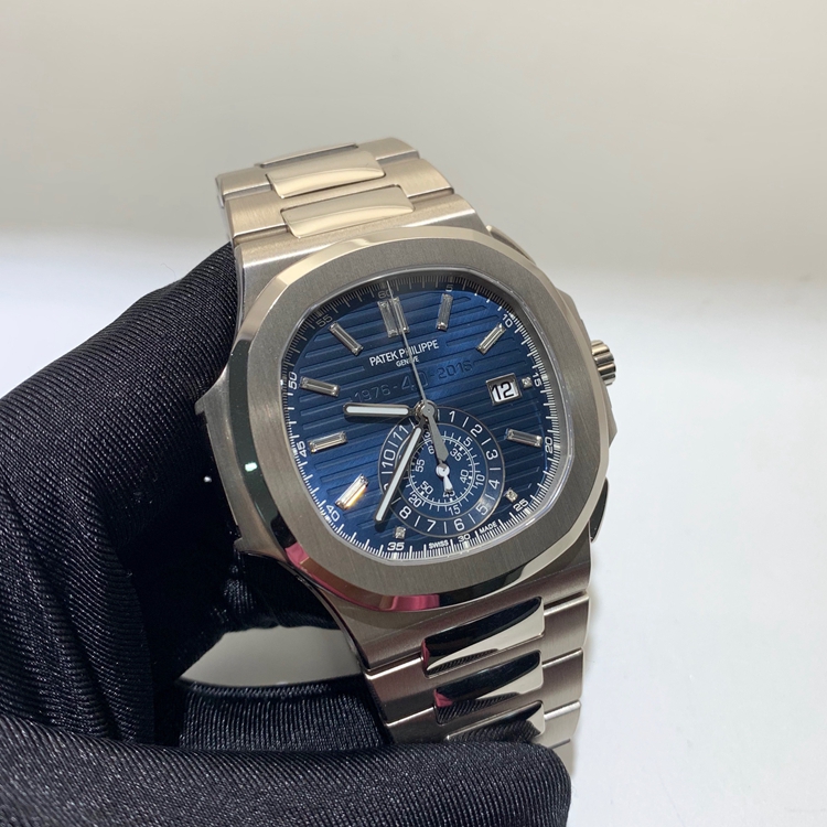 PATEK PHILIPPE 百达翡丽 NAUTILUS 运动系列，5976/1G。44毫米表径，18K白金表壳，蓝色PVD处理的18K金面盘，横向凸纹图案装饰及