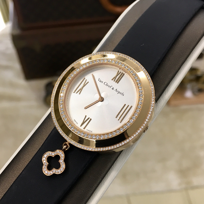 Van Cleef & Arpels 梵克雅宝 CHARMS系列，VCARM95100。38毫米表径，18K玫瑰金镶钻表壳，白色面盘，罗马数字时标，精准石英机芯。专柜定价：190000元。 单表无附件。