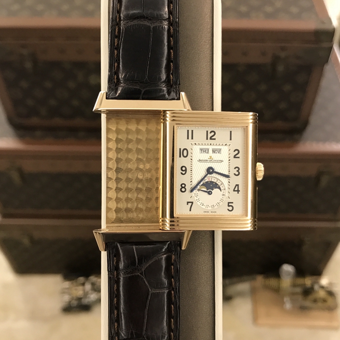 Jaeger-LeCoultre 积家 Reservo 翻转腕表系列，Q3752520。48.5x29.5毫米表径，18k玫瑰金表壳，银色面盘， 黑色移印数字，6点位置分别为指针式日期显示和月相显示，12点位置为星期和月份显示，手动上弦机械机芯，动力储备45小时。专柜定价：151000元。 单表无附件。