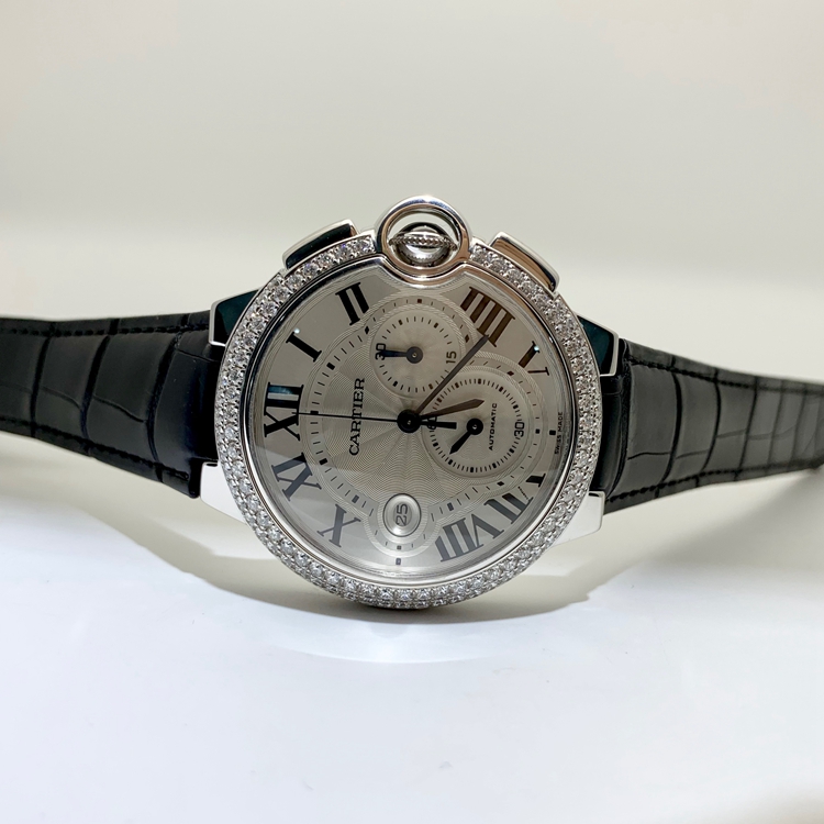 Cartier 卡地亚 Ballon Bleu 蓝气球系列，WE902002。44毫米表径，18K白金原钻表壳，银白色面盘，罗马数字时标，日期显示、计时功能，Cal.8101MC自动上弦机械机芯，专柜定价：355000元。 单表无附件。