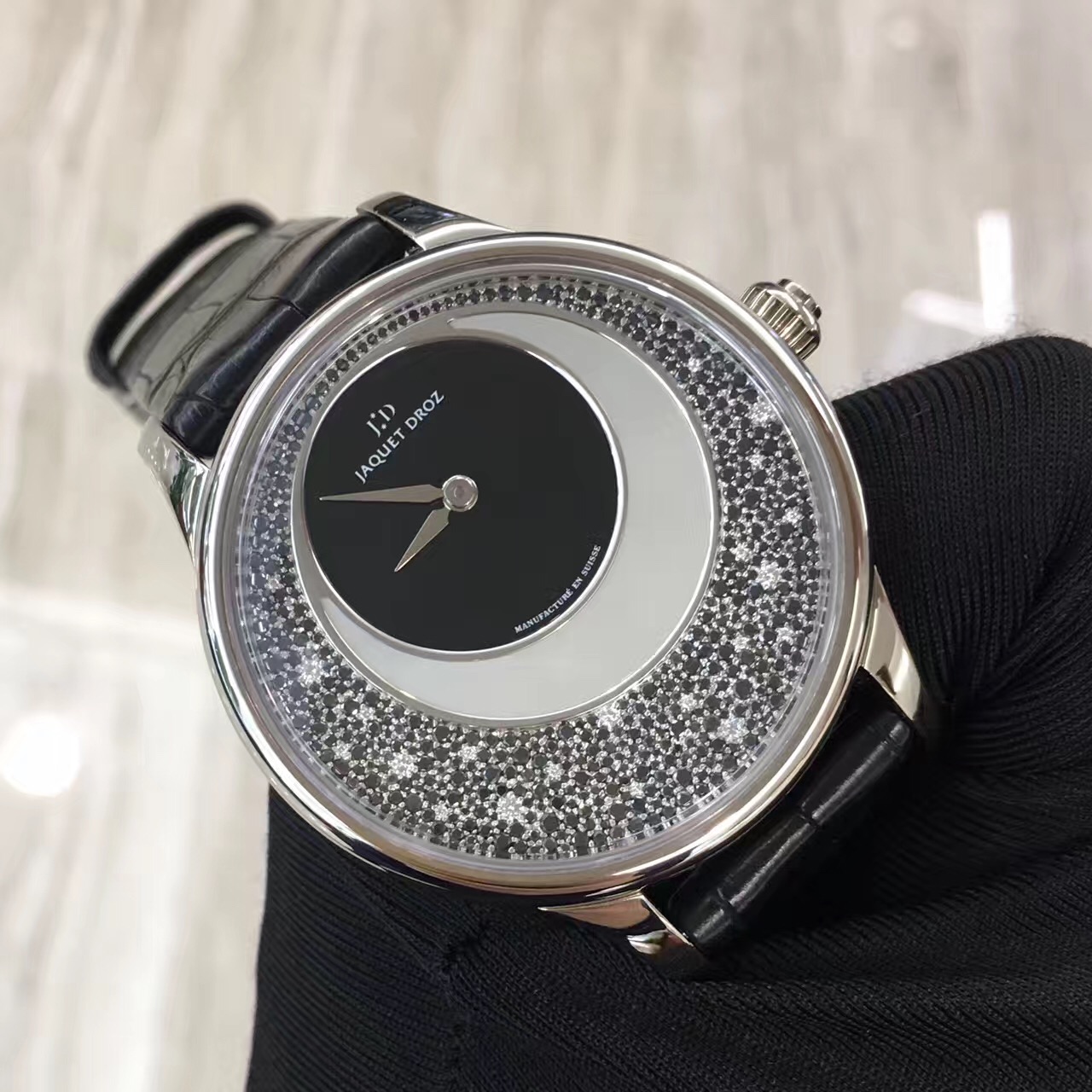 雅克德罗 L-Heure Selenite 月亮之神J005014205，18K白金镶钻表壳，象牙色珍珠贝母面镶黑色缟玛瑙面盘，39mm蓝宝石水晶玻璃镜面及透明表背男表，自动机械，全球限量8支，公价30万人民币。钟意现货一枚，欢迎品鉴。