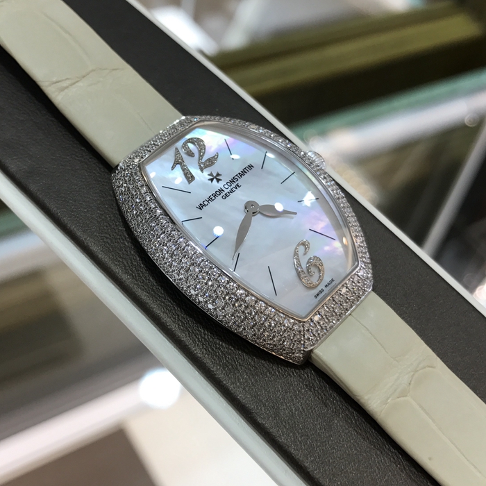 Vacheron Constantin 江诗丹顿 EGERIE系列 25541/000G-9261。27.5x37.1毫米表径。18k白金镶钻表壳，珍珠贝母表盘，12点，6点钻石阿拉伯数字时标。蓝宝石水晶玻璃镜面。精准石英机芯。专柜定价：314000元。 全套附件齐全。
