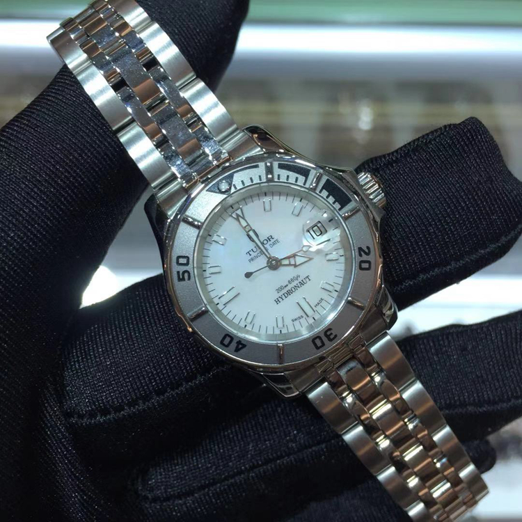 Tudor 帝舵 HERITAGE ADVISOR系列，99090p。26毫米表径，精钢表壳，白色面盘，3点位置日期显示，自动上弦机械机芯。专柜定价23700元。 单表附保卡。