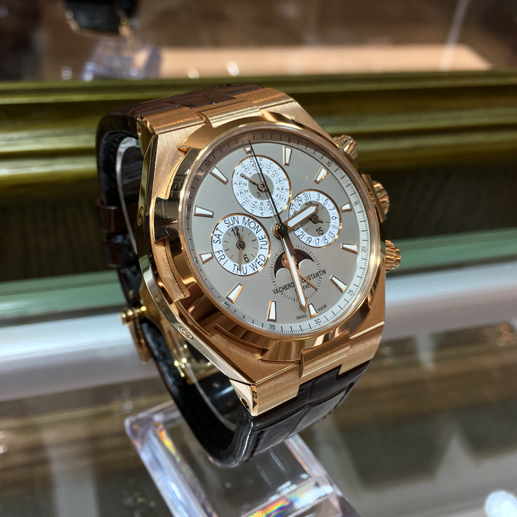 Vacheron Constantin 江诗丹顿 Overseas 纵横四海系列，49020/000R-9753。42毫米表径，18K玫瑰金表壳，灰色面盘，3点位置日期显示，6点位置月相显示，9点位置和12点位置分别为星期和月份显示，计时功能，自动上弦机械机芯，动力储备40小时。专柜定价：675000元。 全套附件齐全。